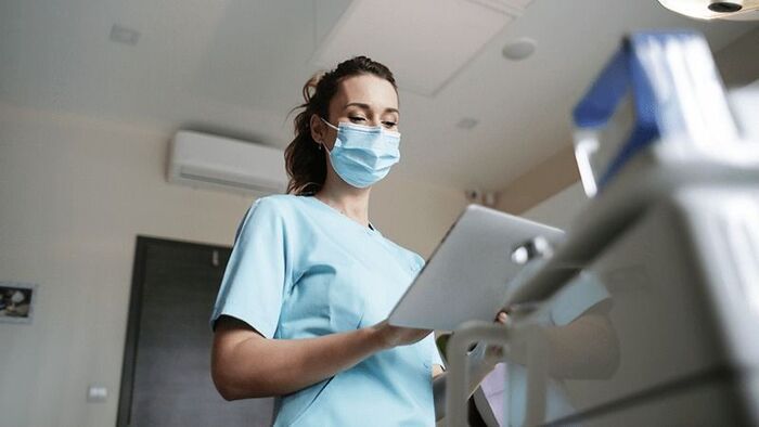 Visszatér a maszkviselés Szegeden? Kötelező viselni a SZTE Klinikán!