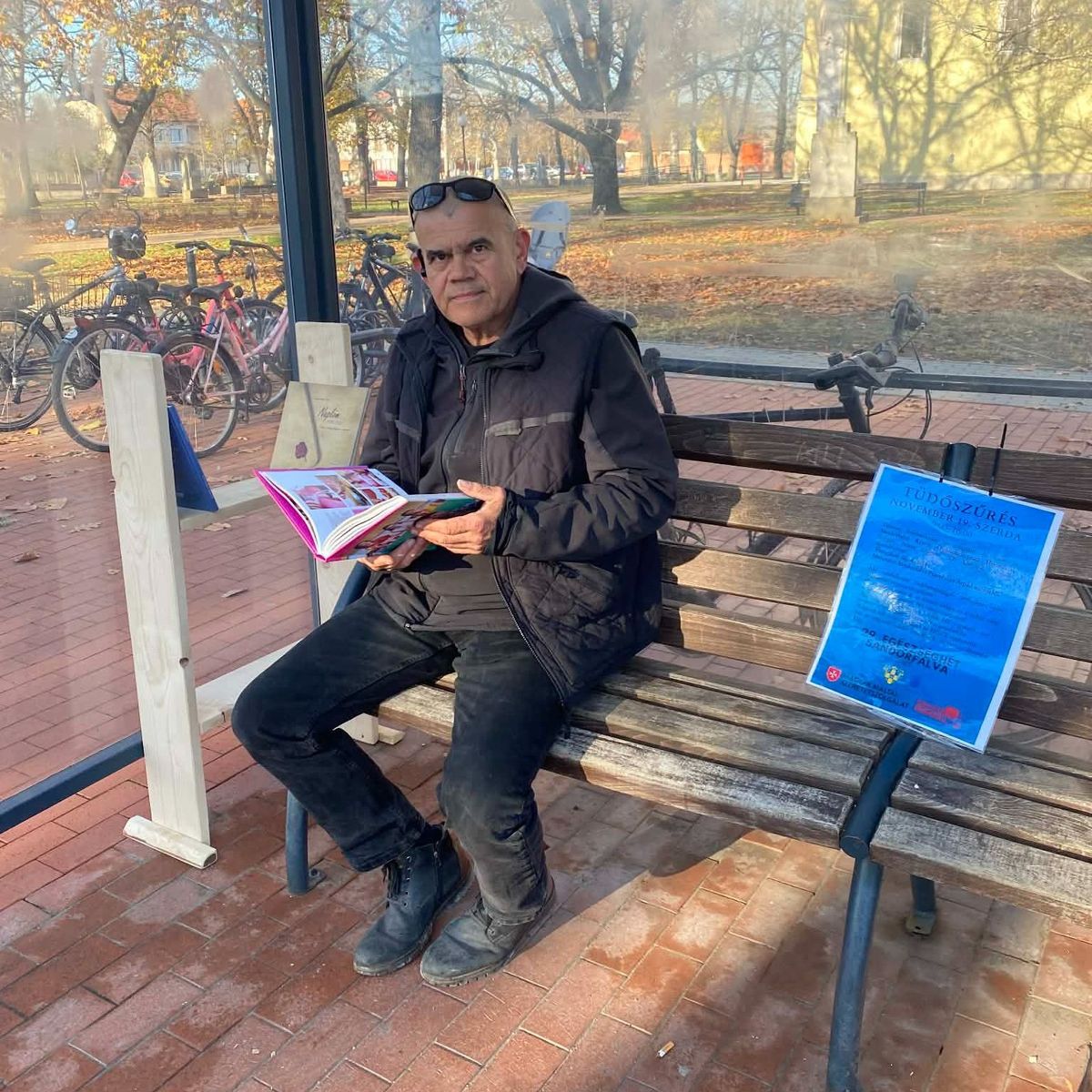 Újabb mini könyvtár várja az utazókat Sándorfalván, ezúttal a Szabadság téren. (Fotó: Dudás Zoltán/Facebook)