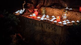 Mécsesek fényében emlékeztek Szegeden 1956 hőseire +fotók +videó