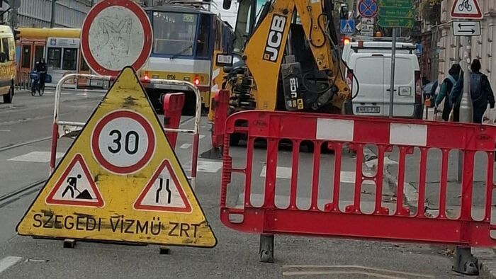 Csőtörés miatt forgalomkorlátozás van a Belváros forgalmas pontján