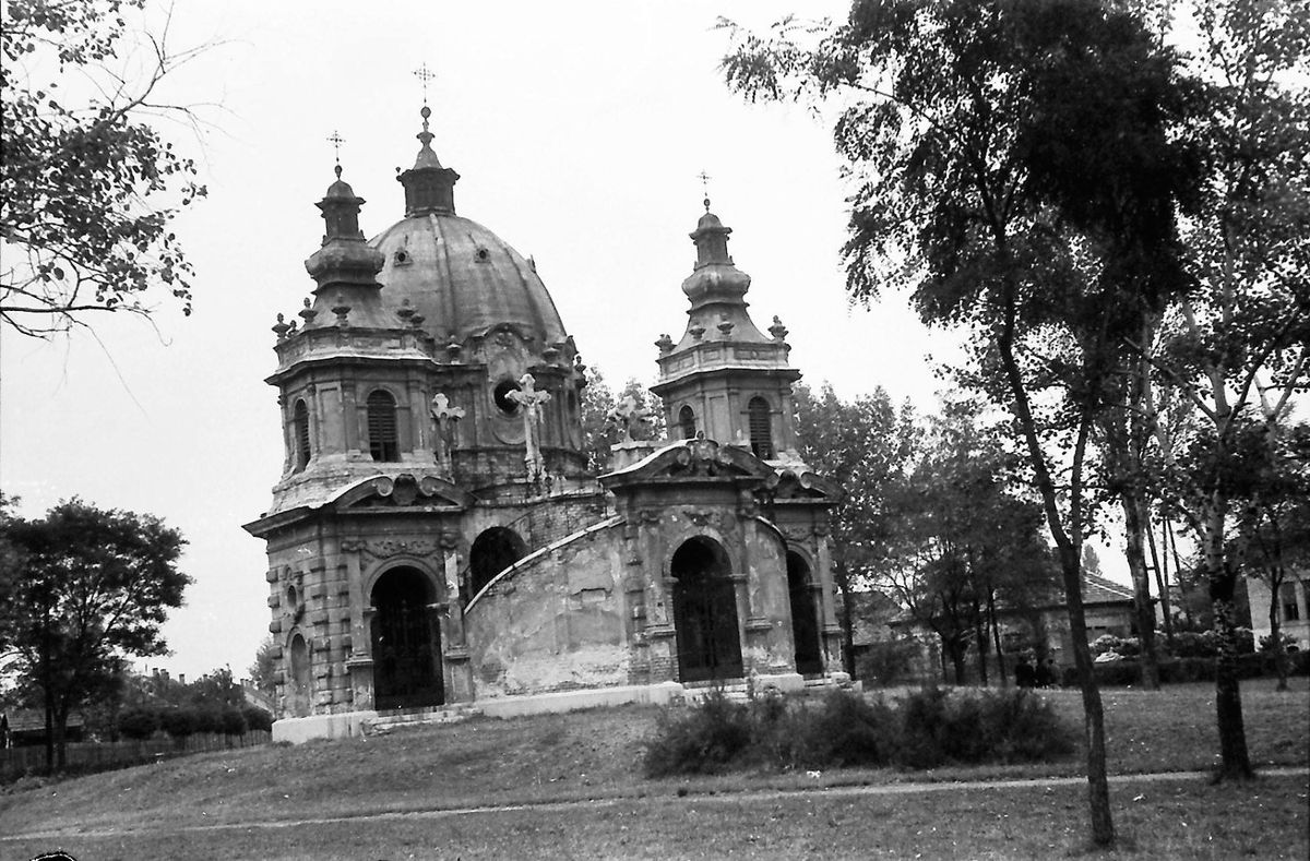 A Kálvária téri kereszt helyén 1968-ig egy barokk kápolna állt, amit barbár módon leromboltak 