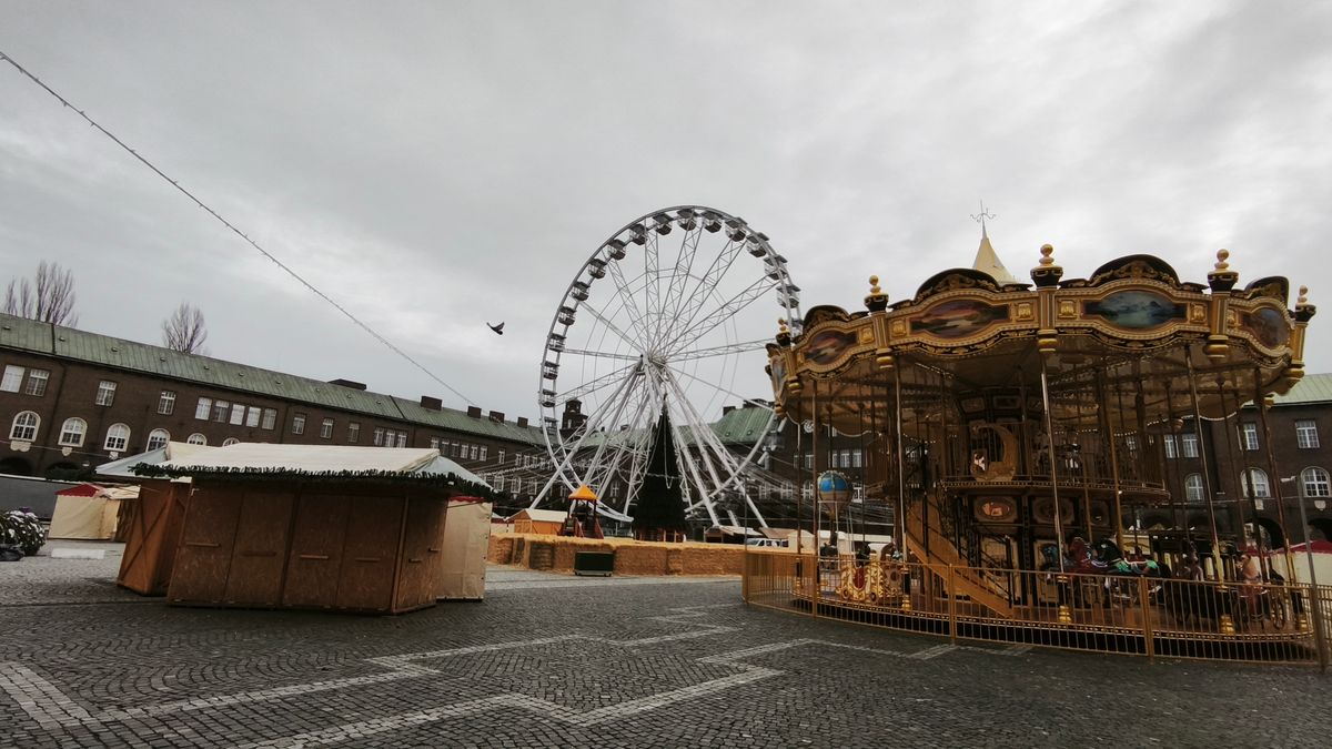 Szinte teljesen készen áll a Dóm tér az ünnepi forgatagra. (Fotó: Tóh Norbert)