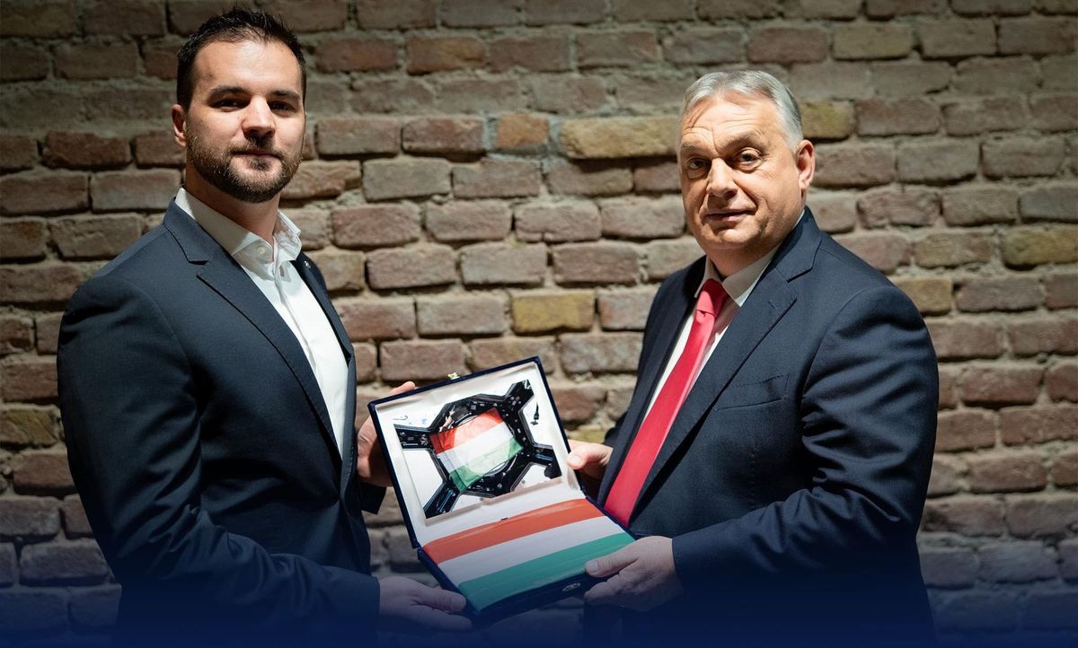 Az űrt is megjárta ez az ajándék. (Fotó: Facebook/Orbán Viktor)