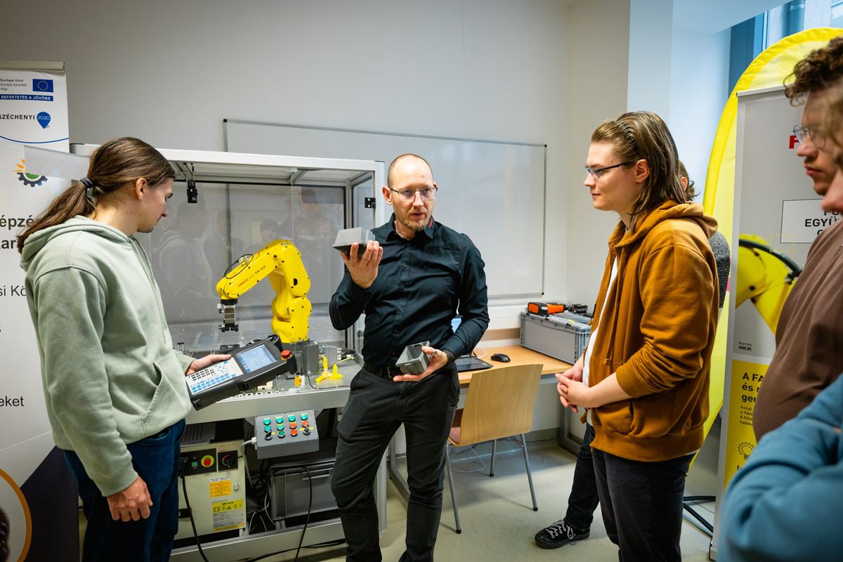 A versenyképesség kulcsa ma az ipari automatizáció sikeres alkalmazása. (Fotó: SZTE)