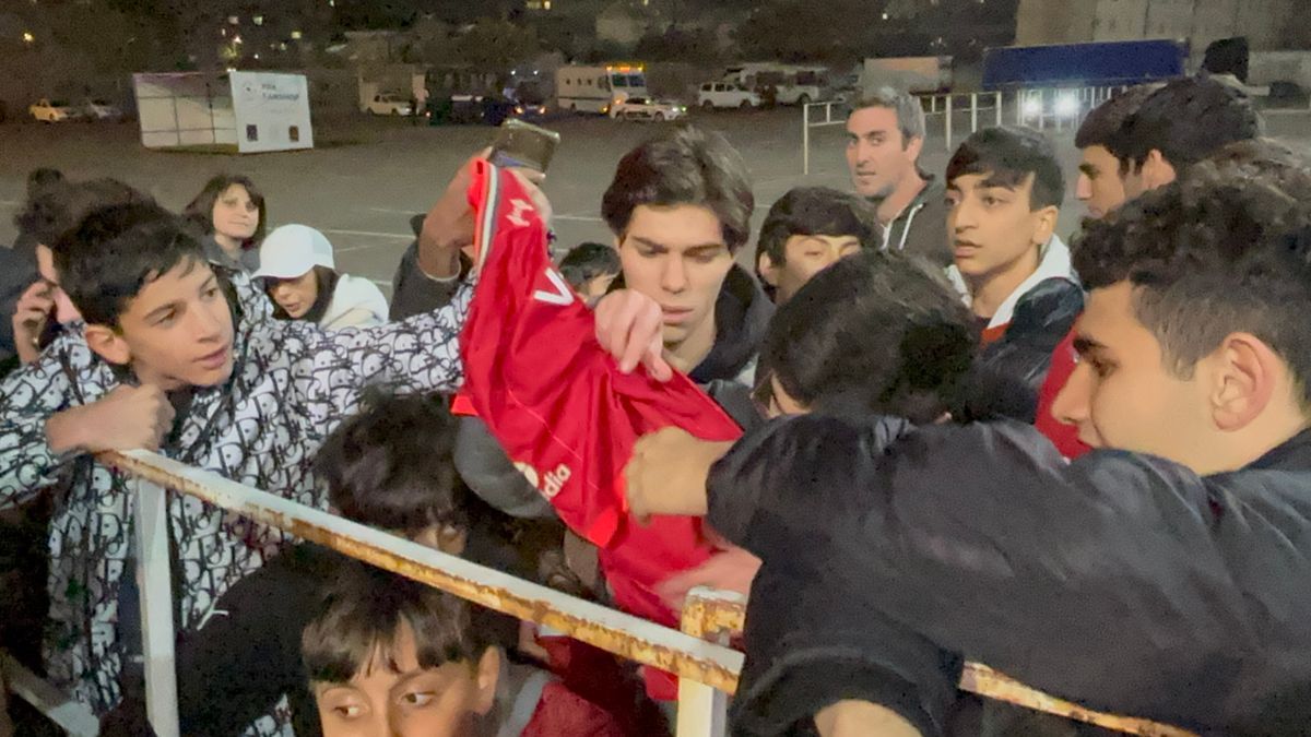 Szoboszlai és Kerkez aláírása az örmény szurkolóknak is kincset ér. (Fotó: Magyar Nemzet)