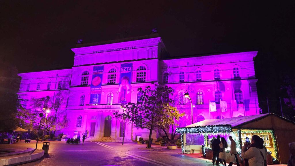Lilában pompázott a Rektori Hivatal is. (Fotó: SzegedMa)