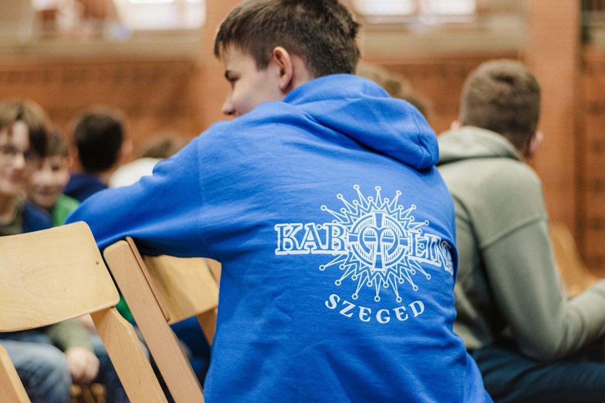 A szegedi Karolina Iskola megmutatja, hogy a jövő oktatása a digitális kultúra és a látványos békarobot verseny ötvözete.