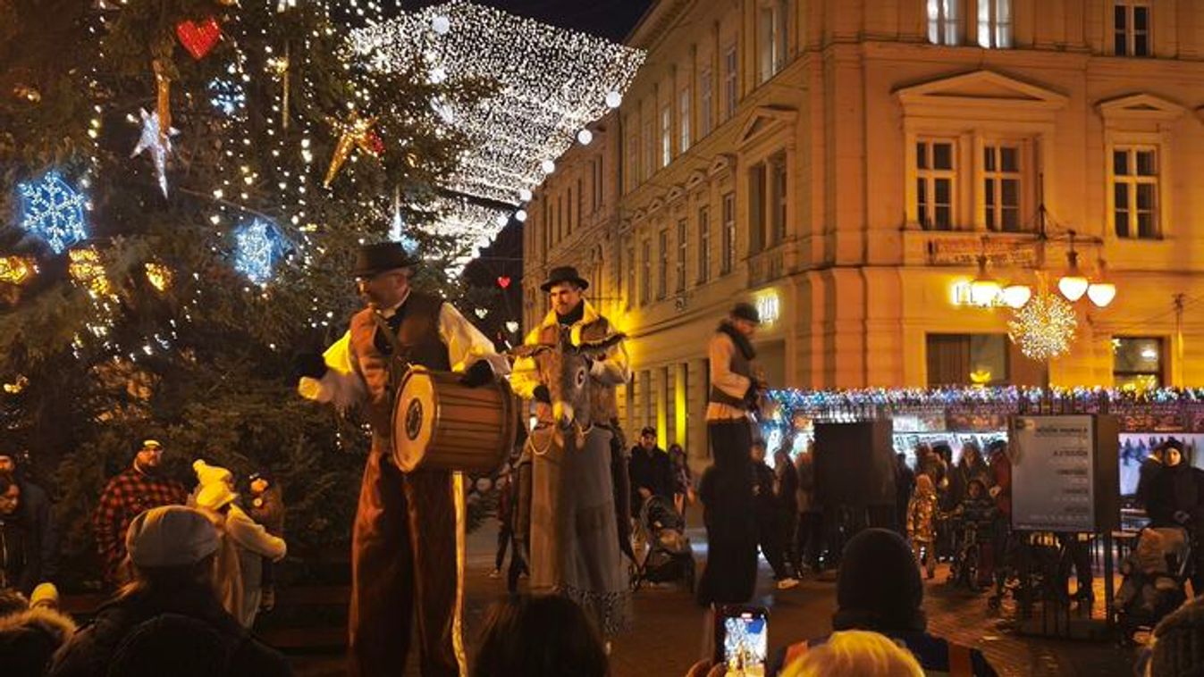 Vándormuzsikus gólyalábasok tartottak csodás műsort a Klauzál téren +videó