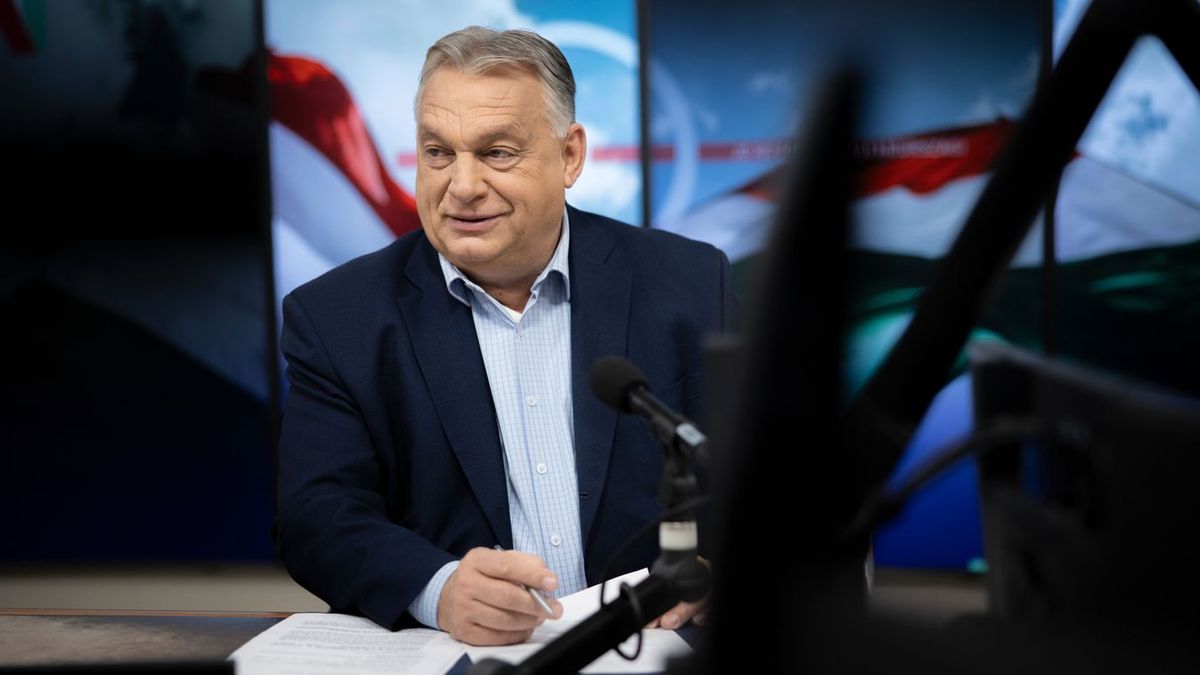 Orbán Viktor miniszterelnök a Kossuth rádióban. (Fotó: MTI)