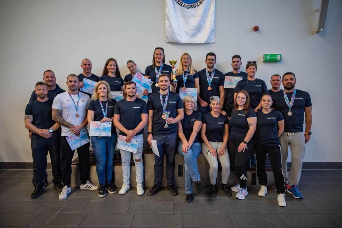 Ismét bizonyítottak Szeged rendőrei, ezúttal a medencében