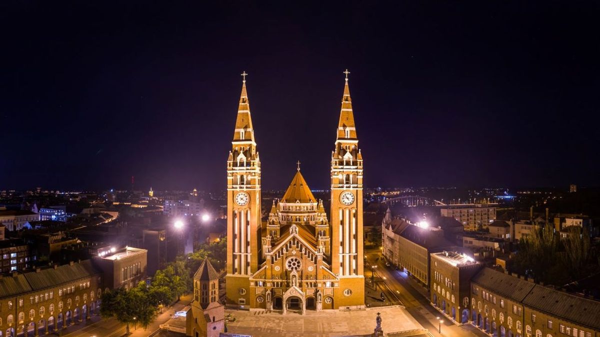 A klasszikus hógömb megrázásakor szállingózó műhó a gyermekkori emlékek és a bekeretezett tökéletes pillanatokat – mint a Dóm tér látványa – illúzióját kelti. (Fotó: SzegedMA)