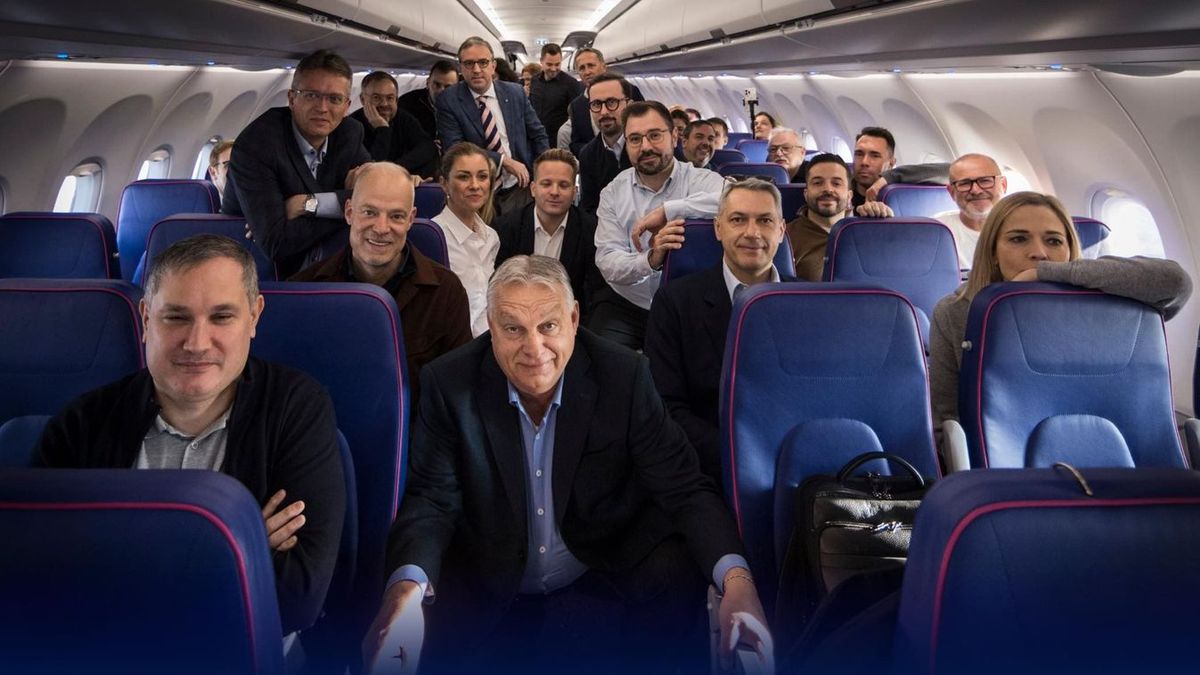 Történelmi úton Orbán Viktor, a repülőről jelentkezett be