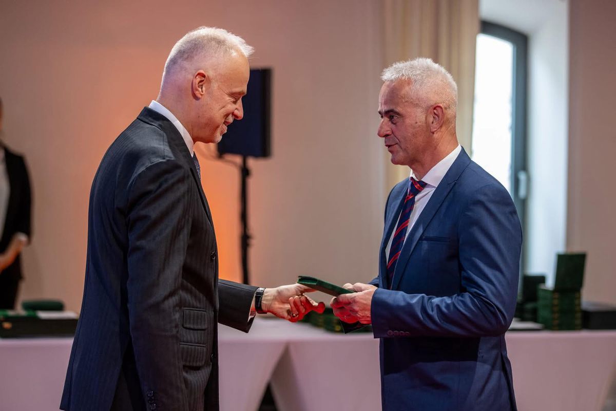 Tiszasziget polgármestere rangos miniszteri elismerést vett át, amely a honvédelem terén a vármegye kiemelkedő szerepét igazolja. (Fotó: Facebook/Ferenczi Ferenc)