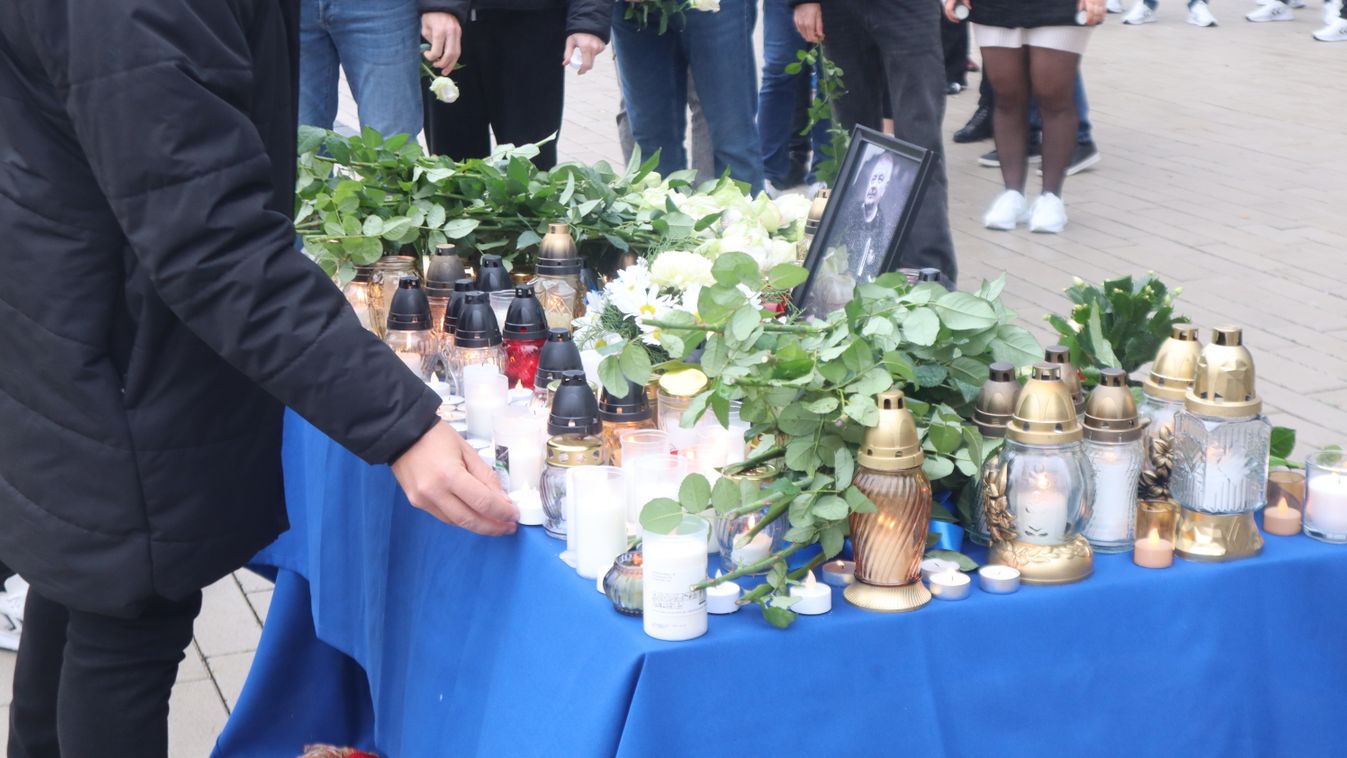 Gyertyagyújtással emlékeztek Dobozi Ivánra a Pick Arénánál +fotók