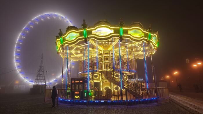 Teljes ünnepi fényében ragyog a kétszintes körhinta a Dóm téren +fotók +videó