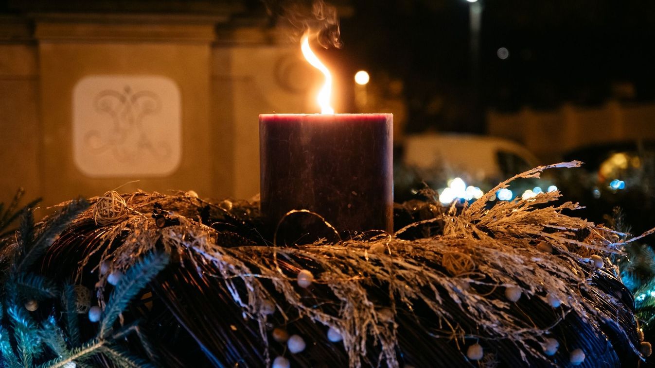 Fellobbant a hit lángja: Alsóvároson elindult az advent +fotók