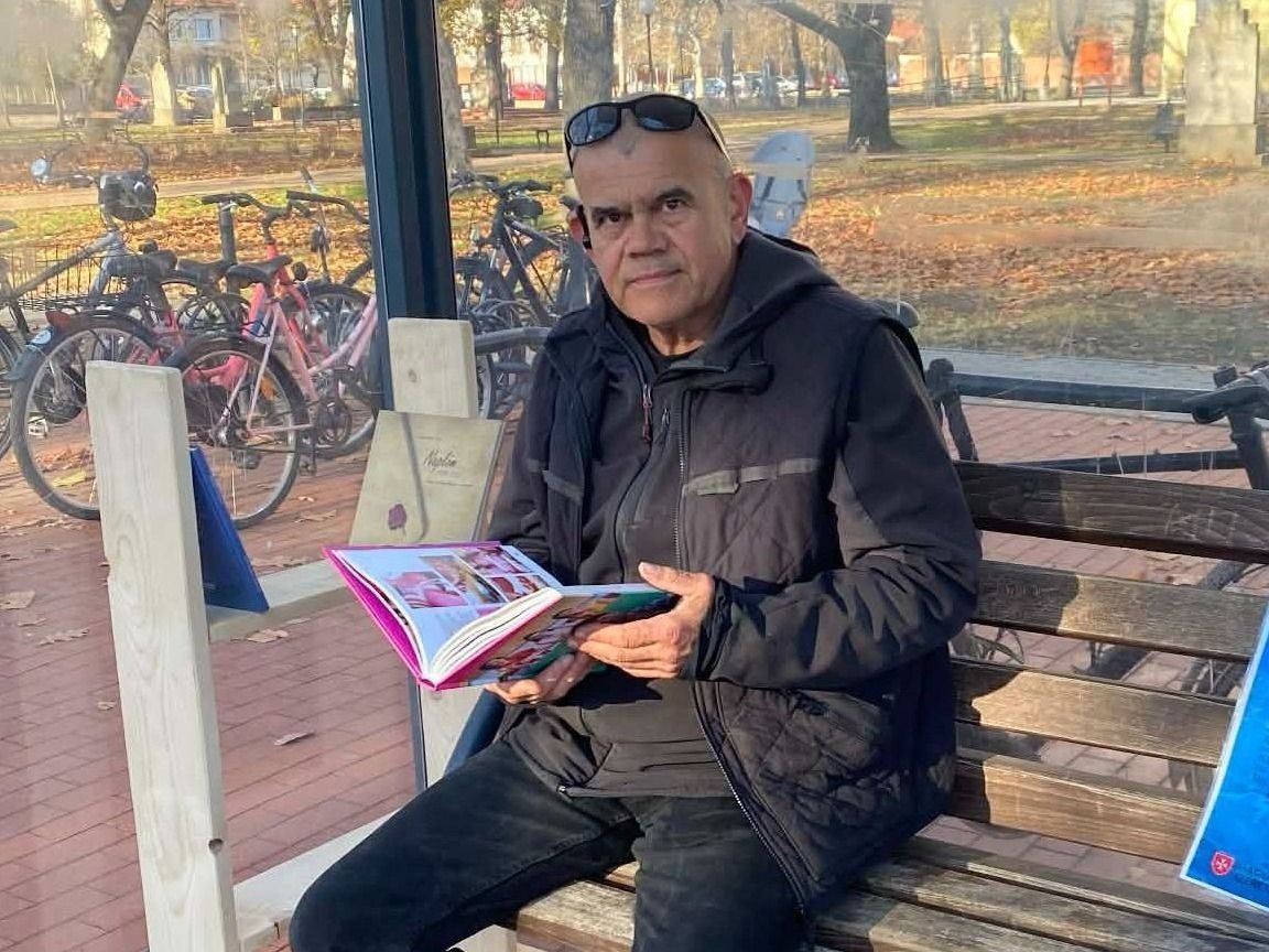 Tovább küzd a könyv a mobil ellen: újabb mini könyvtár készült el