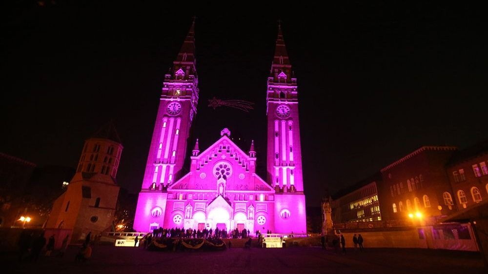A koraszülöttek világnapján hagyományosan lila színbe borul a Dóm. (Fotó: SzegedMa)