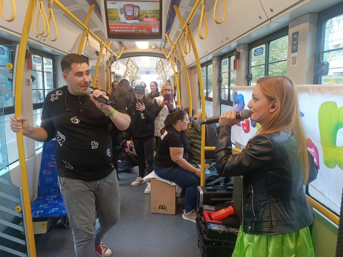 Újra koncertezik a Palinta Duó a szegedi 2-es villamoson. (Fotó: SzegedMA)
