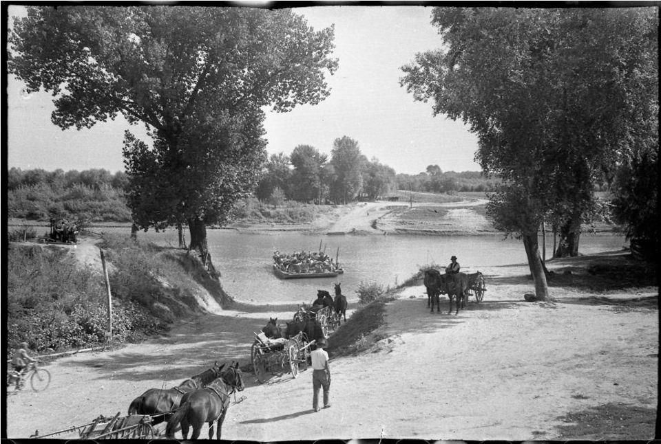 A tápéi rév évszézadokig meghatározó  közlekedési eszköz volt a Tiszán, ez a kép a harmincas években készült