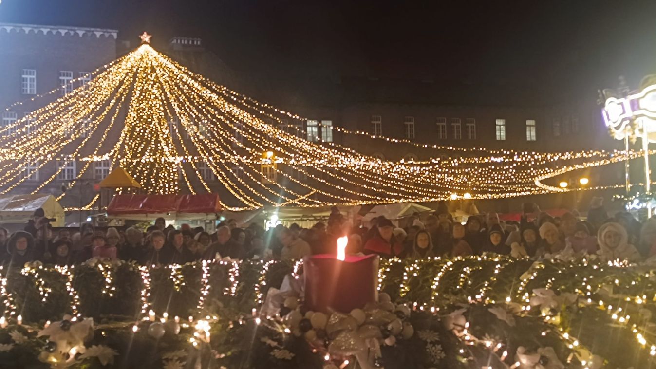 Meggyújtották az első adventi gyertyát a Dóm téren +fotók +videók