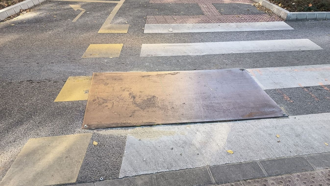 Ilyen balesetveszélyes megoldást is ritkán látni Szeged belvárosában