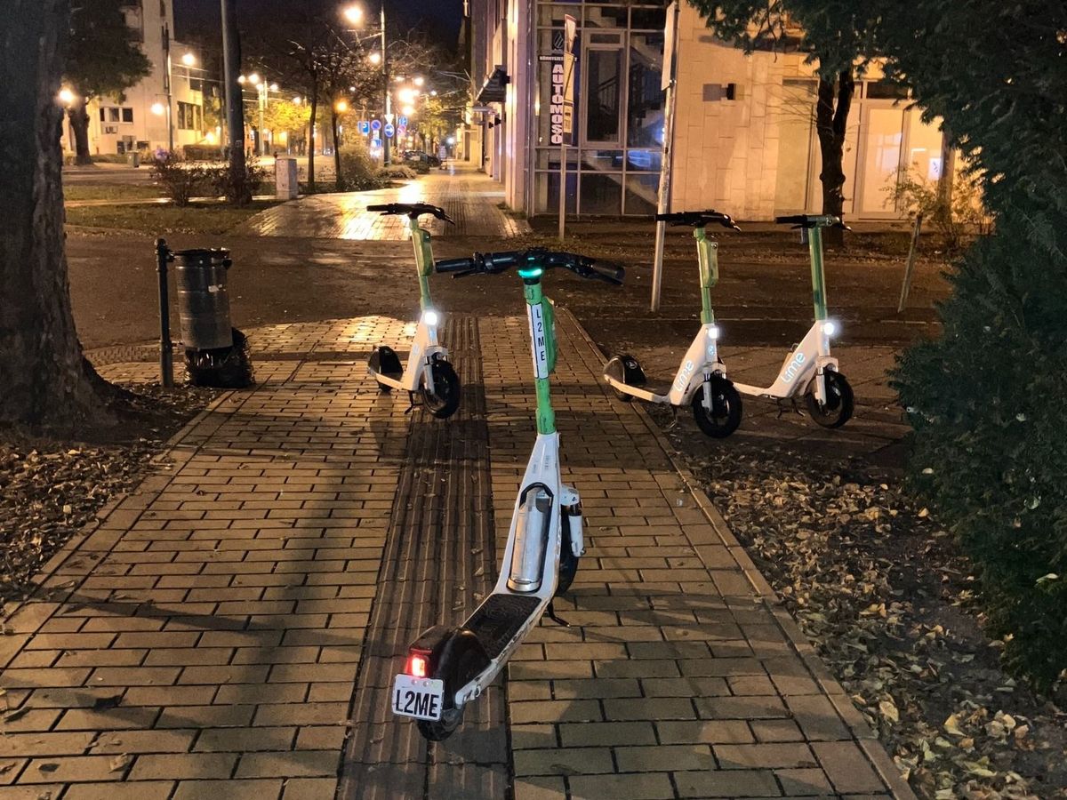 A szegedi rolleres parkolás újabb szintre lépett, amely érinti a vakok és gyengénlátók közlekedését. (Fotó: Vakok és Gyengénlátók Csongrád-Csanád Megyei Egyesülete)