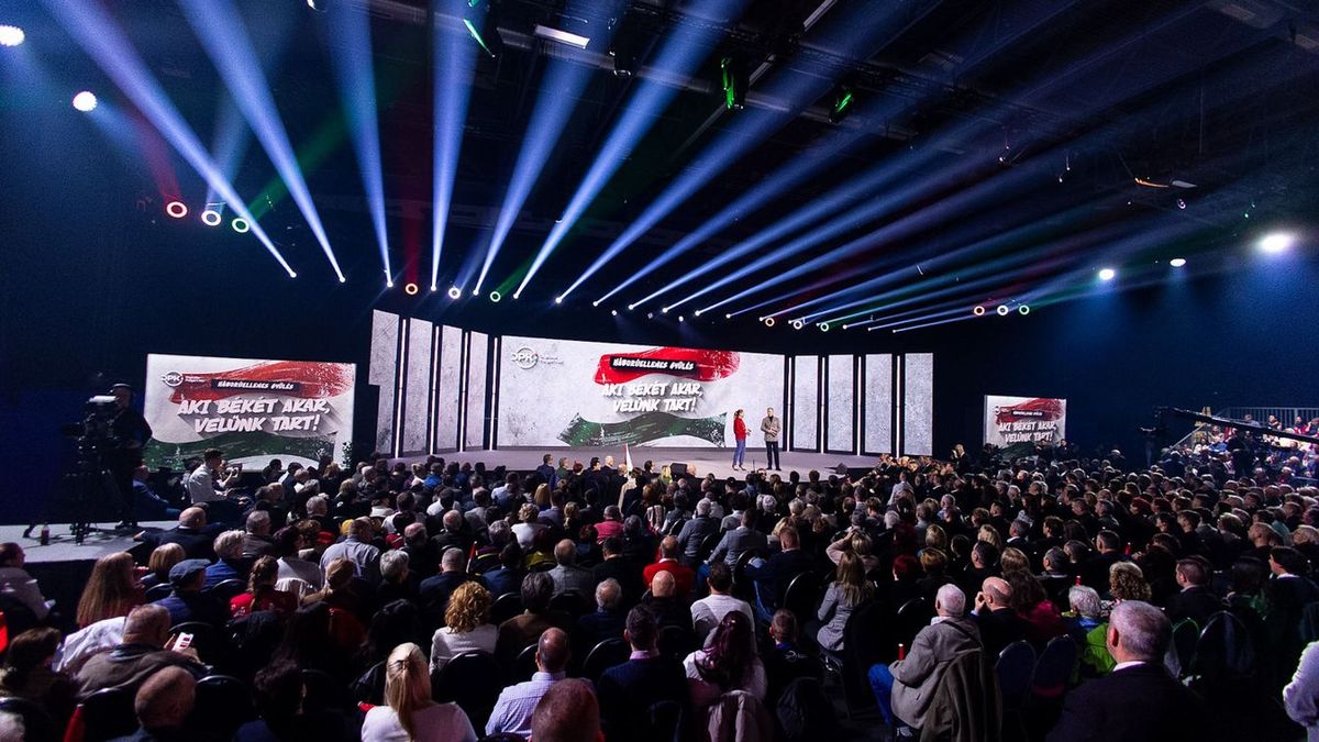 A kecskeméti háborúellenes nagygyűlés is teltházzal zajlott. (Fotó: MTI)