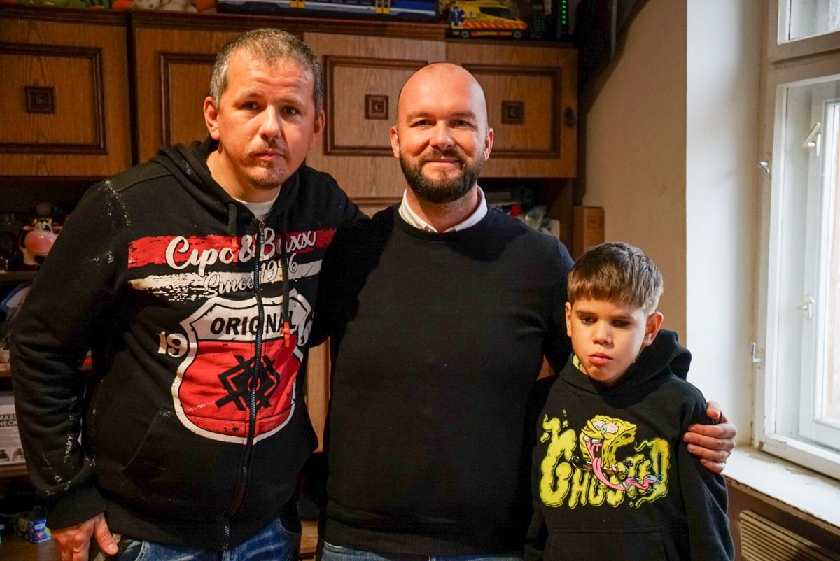 Ruzsa Roland meglátogatta a családot, a kisfiú gyógykezelését ő is támogatja 