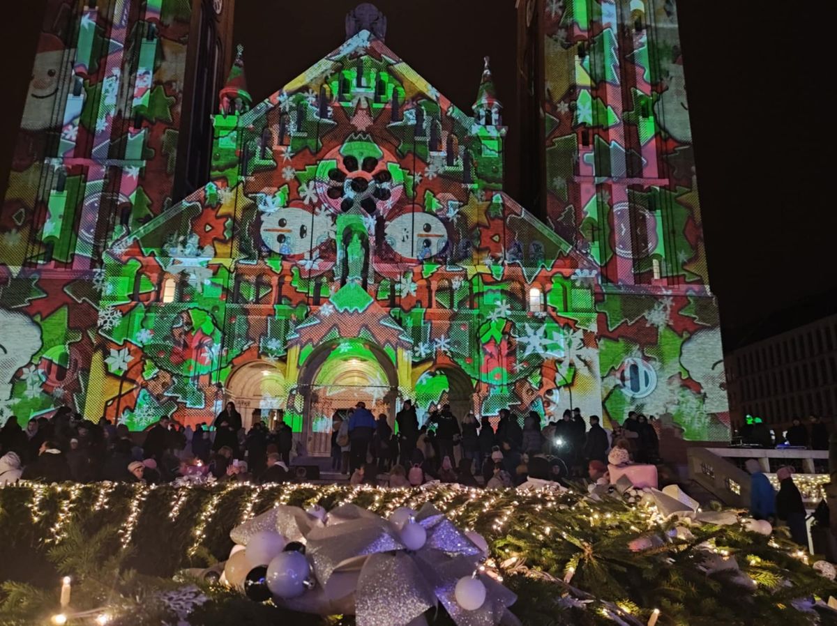 Ünnepi fényfestés és betlehemi játék mellett folytatódott az ünnepvárás Szegeden