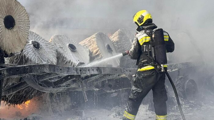 Látványos fotókon és videón az M5-ösön lángba borult a kamion oltása