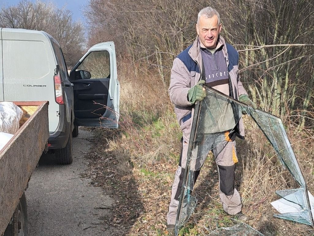Illegális hulladékot számolta fel Tiszasziget vezetője. (Fotó: Ferenczi Ferenc/Facebook)