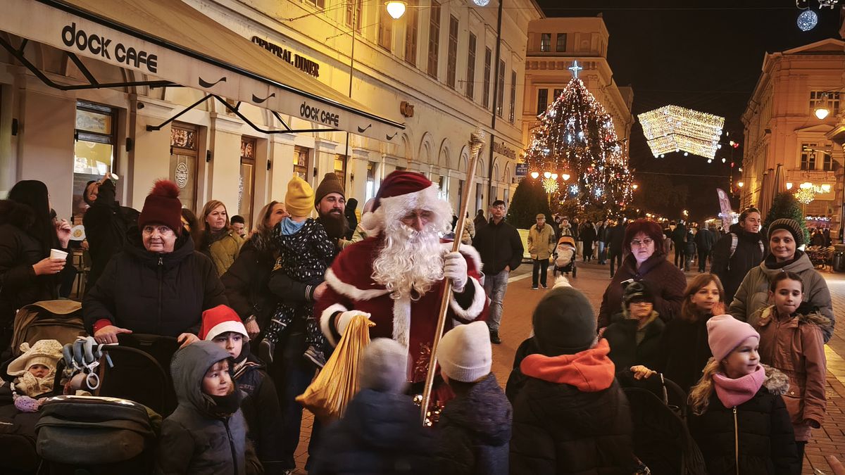 Sok szeretettel fogadták a Mikulást Szegeden. (Fotó: Tóth Norbert)