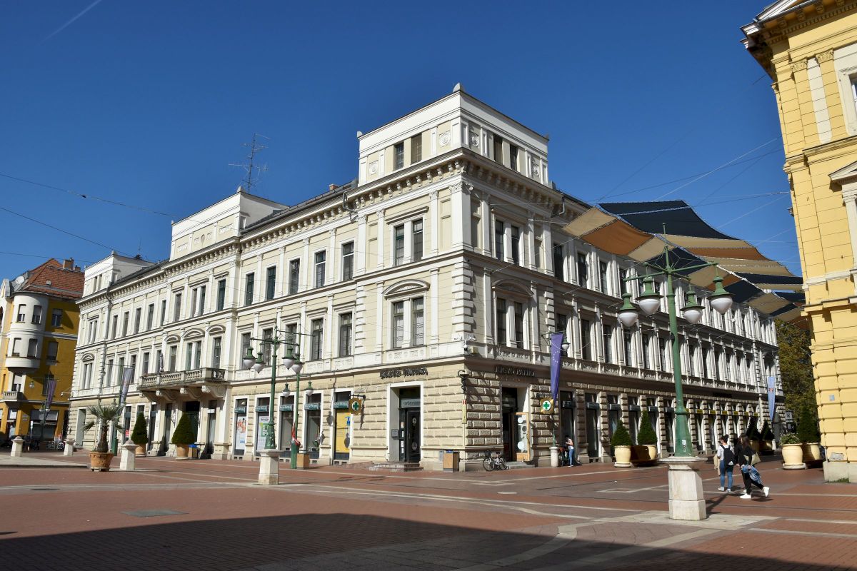 A tehetős kereskedő, Kiss Dávid neve máig összeforrt a Szeged szívében felépített impozáns palotával. (Fotó: SzegedMA)