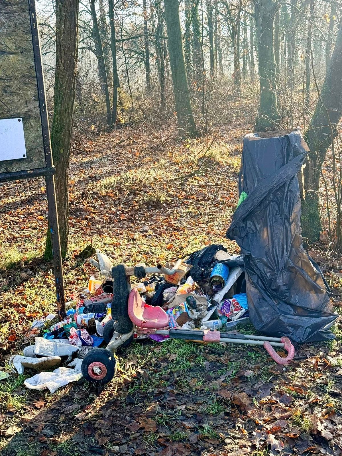 Rengeteg illegálisan elhelyezett szemétbe botlott egy helyi lakos Sziksós tó bejáratánál. (Fotó: Facebook/Subasa, Szoksós, Öreghegy, Dorozsma Fórum)