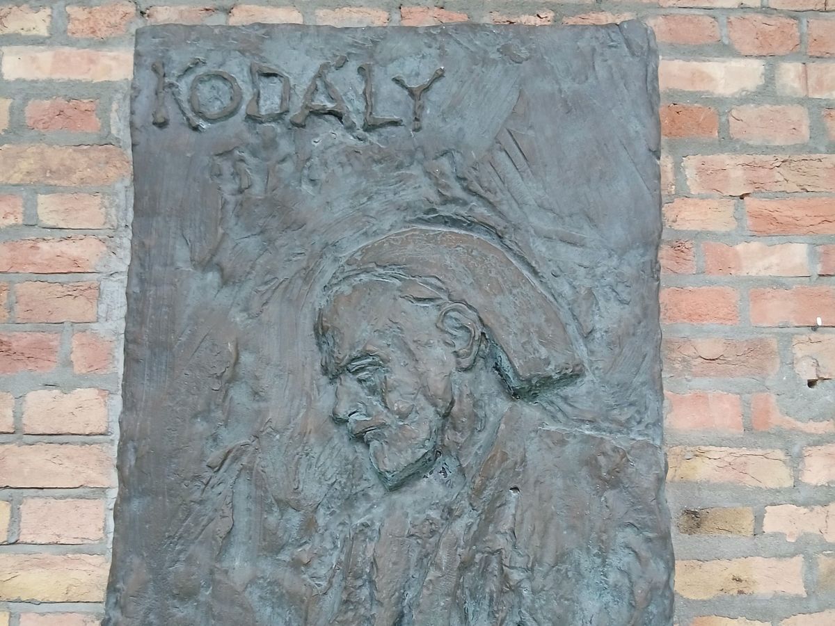 Kodály Zoltán zeneszerzői és tanári öröksége ma is élő hagyaték, ennek is egyik szegedi lenyomata a Dóm téri alkotás