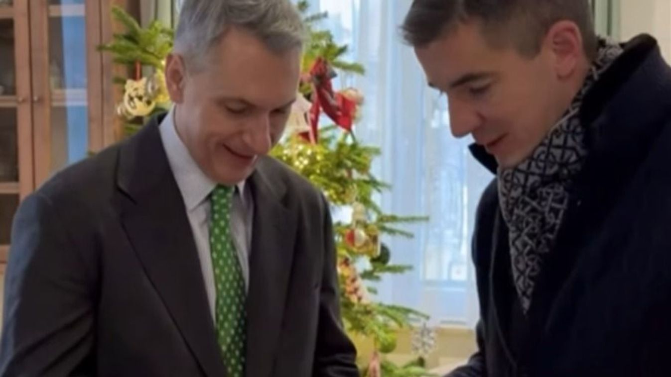 Lázár János stílusos ajándékot kapott karácsonyra Kocsis Mátétól + videó