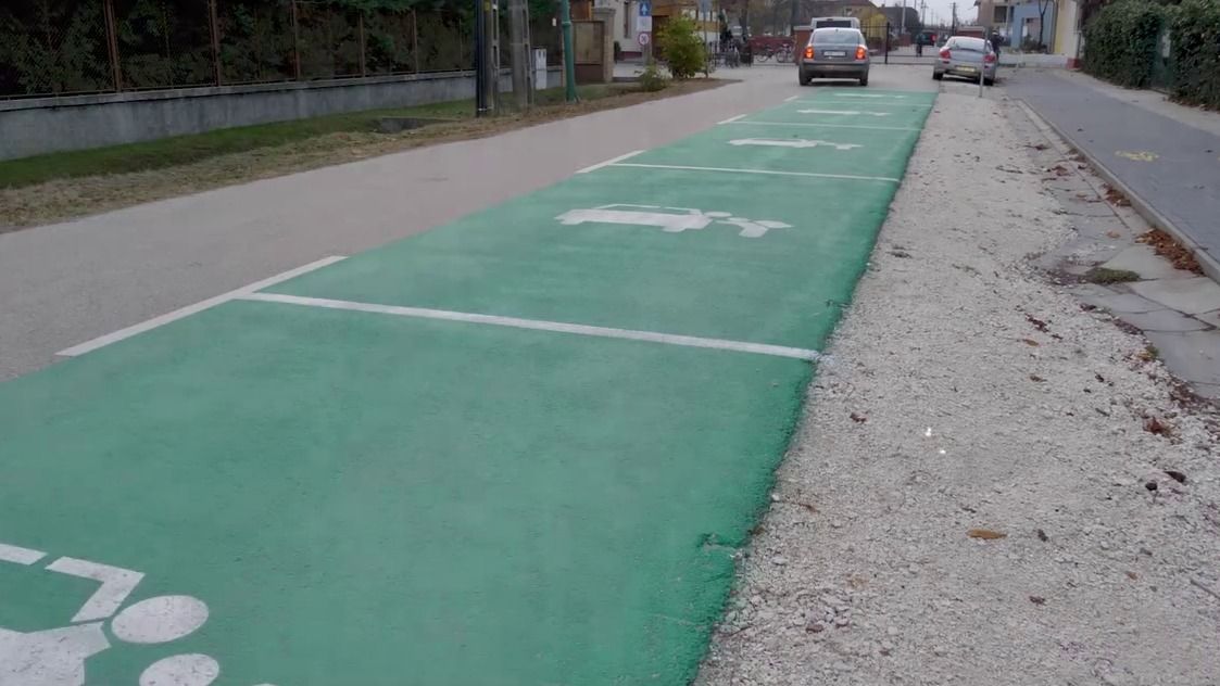 Egy puszi és mehet tovább a forgalom. (Fotó: Képernyőkép/Facebook/Nógrádi Zoltán)