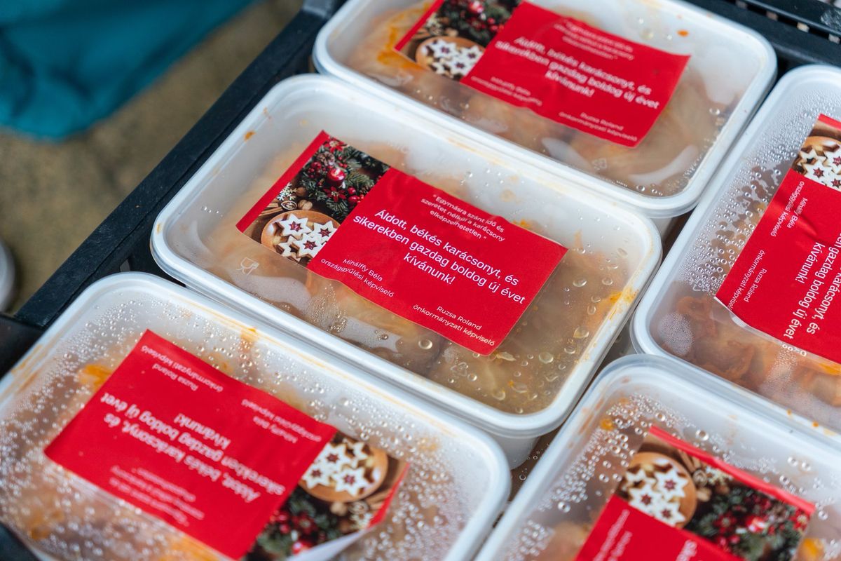 Karácsonyi adományokat osztottak Kiskundorozsmán. (Fotó: Facebook/Ruzsa Roland)