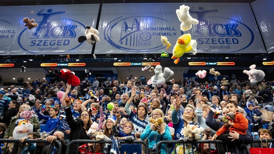 Már hagyomány a plüssdobás. (Fotó: Sólya Eliza)