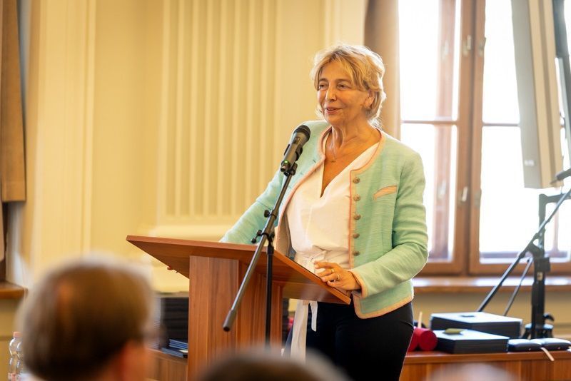 Fendler Judit szülei orvosok voltak, régésznek készült, de pályája mégis az egészségügy "határára" vezetett