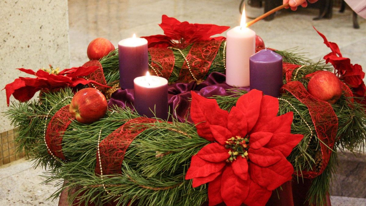 Advent harmadik vasárnapján az öröm rózsaszín gyertyáját gyújtjuk meg a koszorún