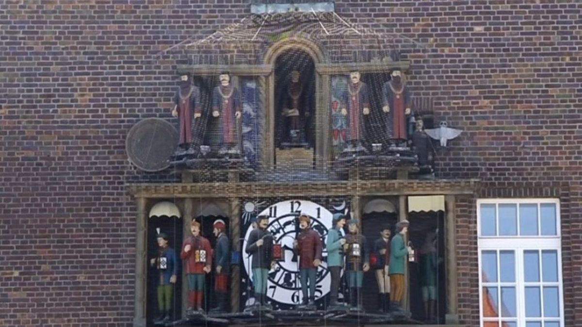 Dallammal és figurákkal mesél Szeged ünnepi órája a Dóm téren