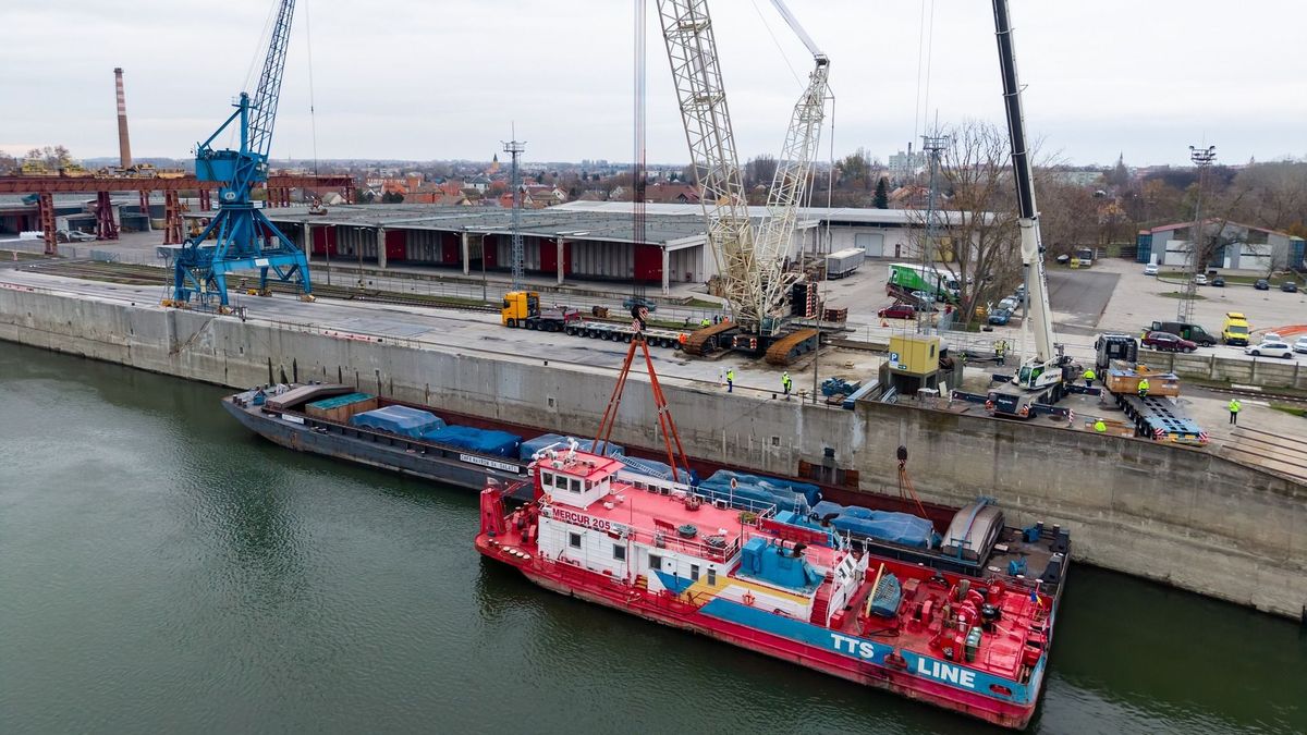 A baja kikötőbe érkezett a BYD szegedi gyárának szállítmánya. (Fotó: Facebook/Zsigó Róbert)