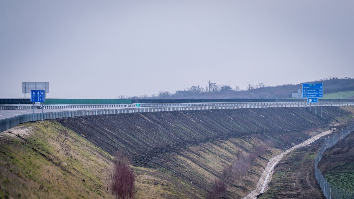 Újra járható lesz ma este 18 órától a lezárt M30-as autópálya szakasz. (Fotó: Lázár János/Facebook)