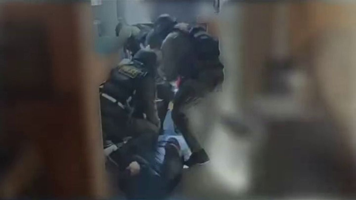 Látványos videón a rendőrségi rajtaütés: így csaptak le a drogkereskedőre
