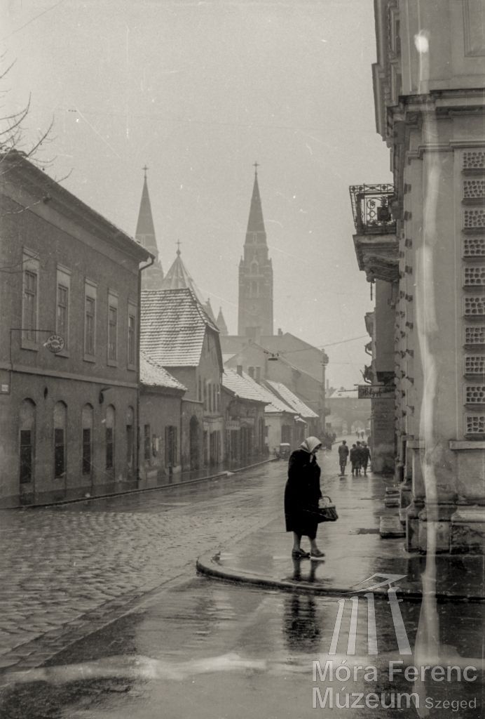 A szegedi Oskola utca páros oldala az 1950-es években. (Fotó: Liebmann Béla. Móra Ferenc Múzeum helytörténeti gyűjteménye)