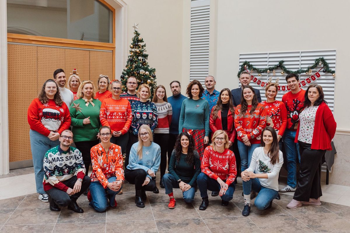 Karácsonyi ajándékgyűjtés és közös ünnepi fotó a szegedi jogászokkal