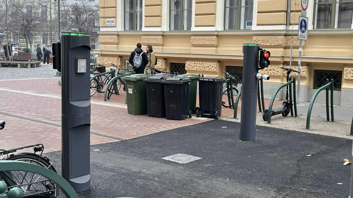 A Feketesas utca legújabb, háromrészes automata beléptető rendszere szabályozza a sétálóövezet forgalmát, a hagyományos kukák árnyékában. (Fotó: SzegedMA)