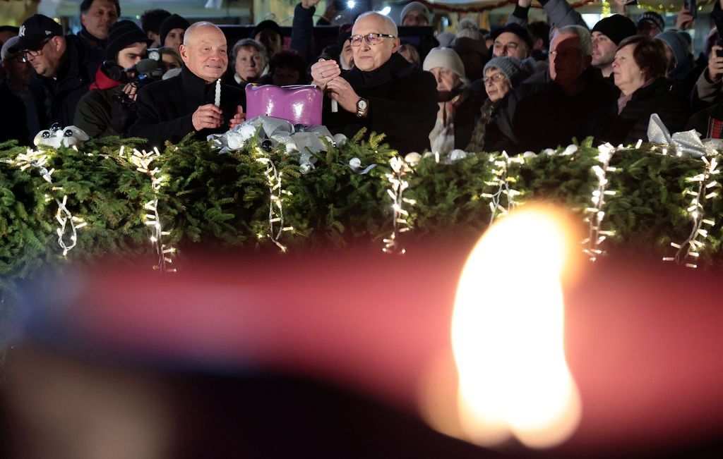 Tömegek gyűltek össze advent negyedik vasárnapján a Dóm téren